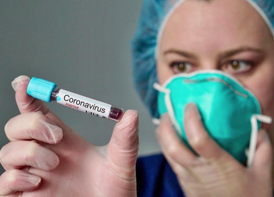 Вакцина от COVID вызвала у добровольцев повышение температуры и головную боль