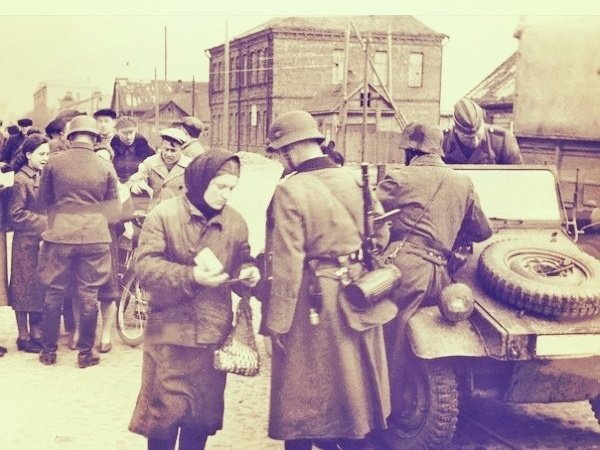 Почему коммунисты фашизм приписали либepaлизму?