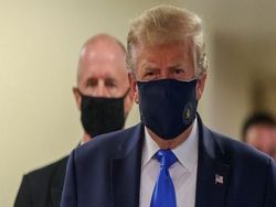 Фото дня: Трамп впервые надел маску на публике