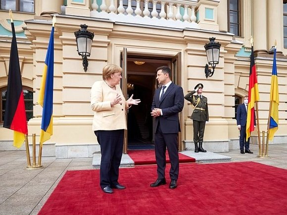 Меркель назвала Россию участницей конфликта в Донбассе и пригрозила санкциями за «СП-2»
