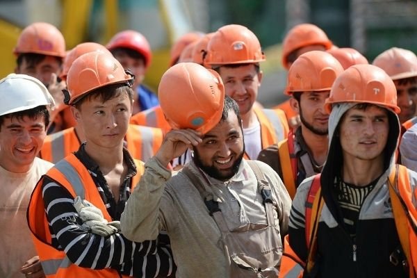 Несмотря на анонсированный отказ от мигрантов, россиян все равно не ждут на стройках
