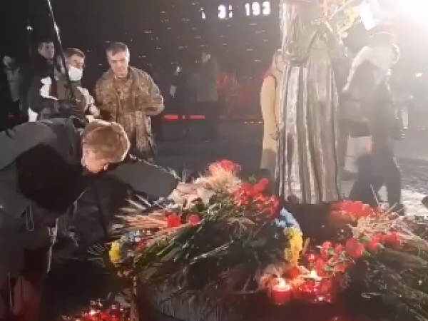 В Киеве пенсионер съел хлеб с мемориала о Голодоморе