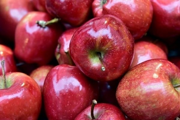 Власти разрешили ввоз томатов и яблок 12 предприятиям Азербайджана