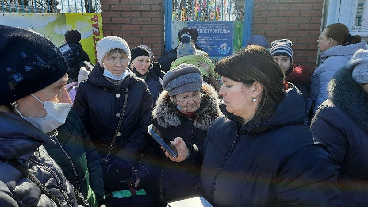 Россияне называют эвакуацию жителей ДНР депортацией и критикуют Путина за выплаты