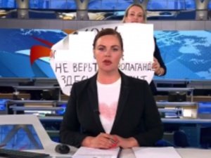 Мирный протест Овсянниковой: судить нельзя помиловать
