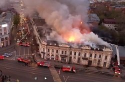 В центре Иркутска загорелось несколько исторических зданий